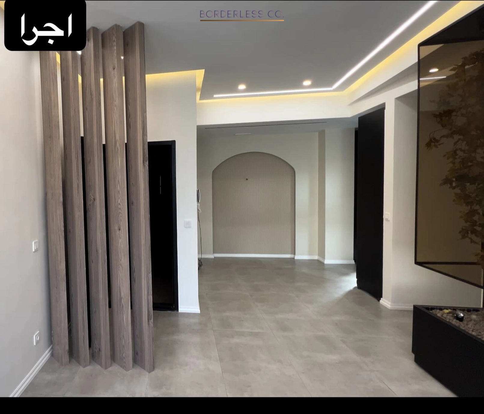 عکس اجراشدهٔ همان نشیمن با پارتیشن چوبی و قوس گچی