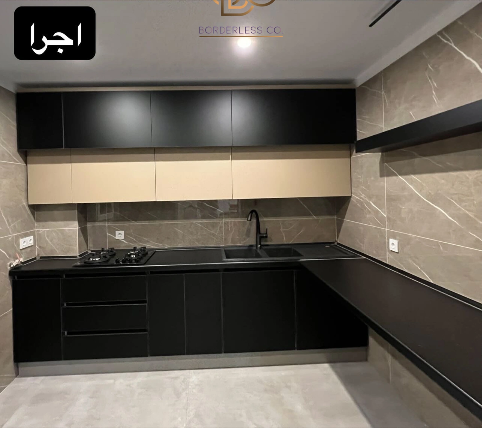 عکس اجراشدهٔ آشپزخانه تیره با صفحهٔ سنگ