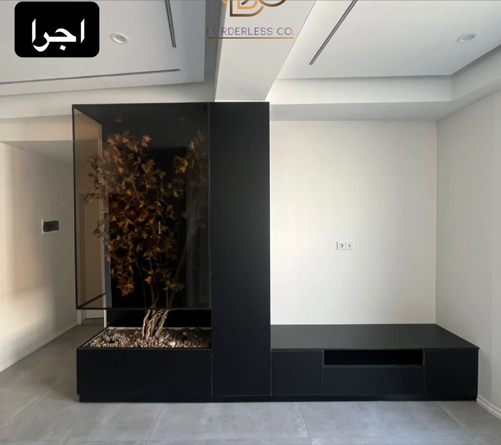 عکس اجراشدهٔ دیوار تلویزیون با درخت و حجم مشکی