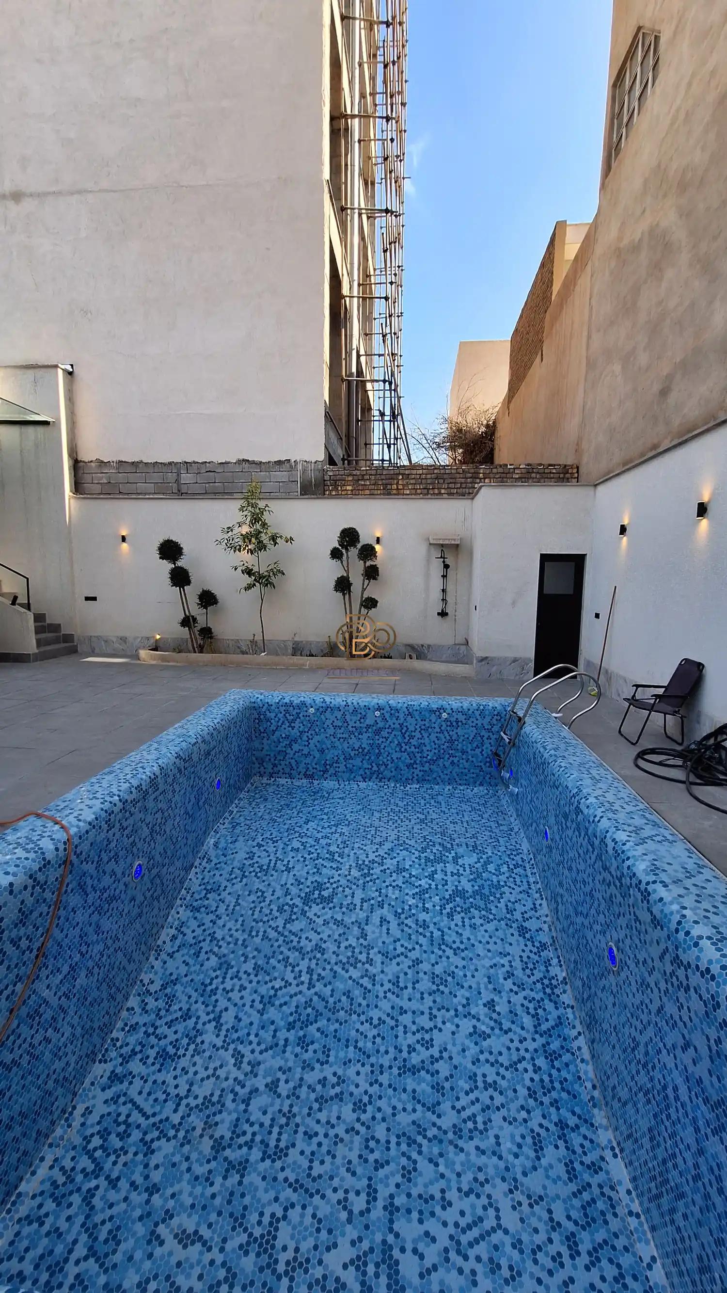 عکس واقعی دیوارهٔ موزاییکی استخر از نمای نزدیک