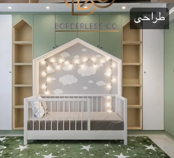 طرح سه‌بعدی اتاق کودک با تخت خانه‌ای سفید، ریسهٔ نور و فرش ستاره‌ای سبز